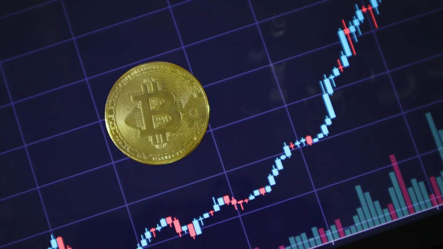 Рынок раскололся: биткоин под прессом ETF-оттоков, AI-токены растут против тренда