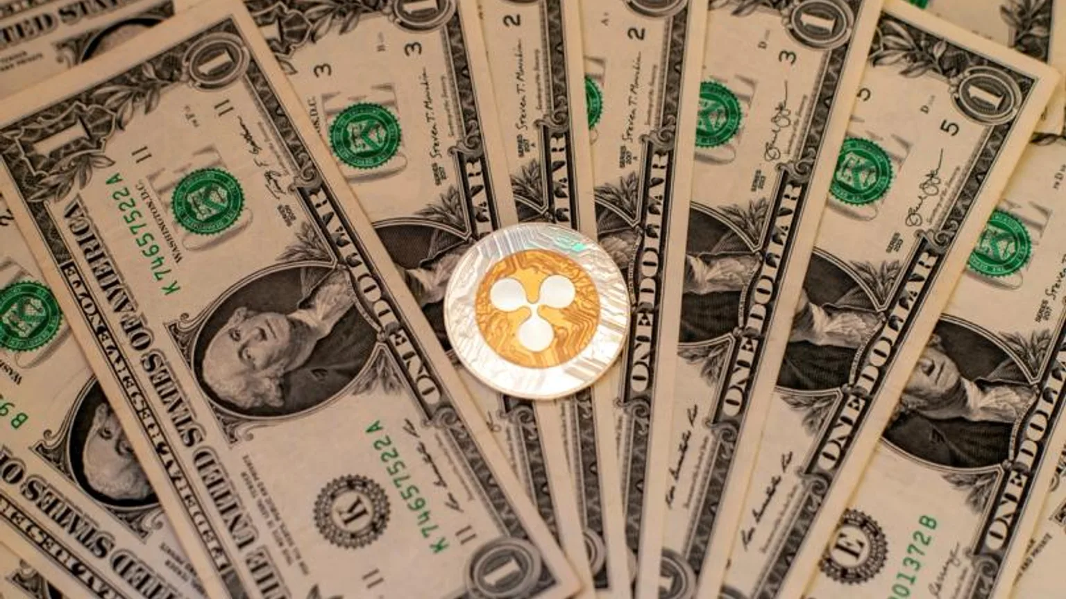 XRP ETF привлекают $35 млн, пока биткоин теряет миллиарды: разворот институционального капитала или временная аномалия?
